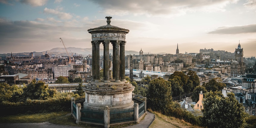 A scenic viewpoint with iconic monuments overlooking Edinburgh’s skyline for all.