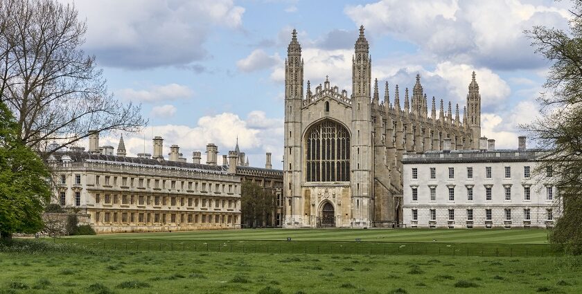 Cambridge city guide takes you through the history, culture, architecture, museums, markets, and landmarks.