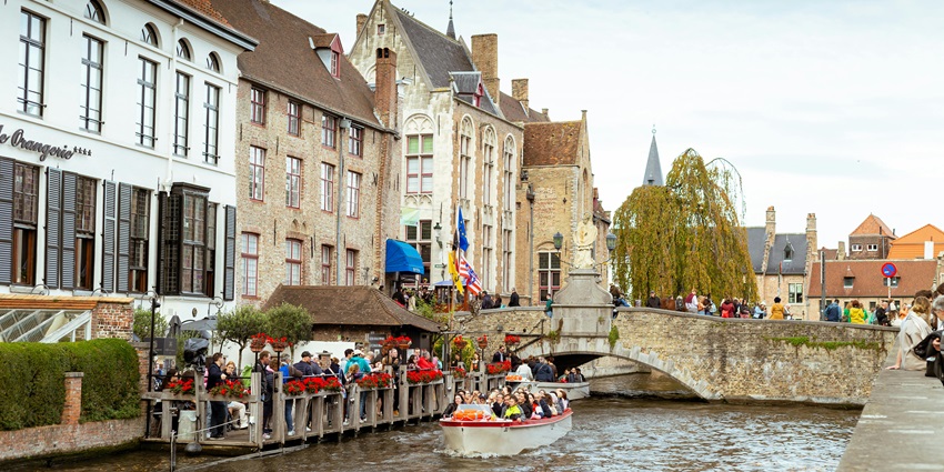 Relaxing boat ride showcasing Bruges' picturesque canals and bridges, showcased in Bruges city guide