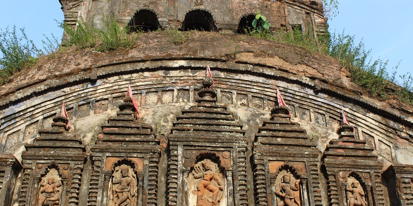 A picture of visitors captures photos of Tarakeswar Temple’s stunning architecture