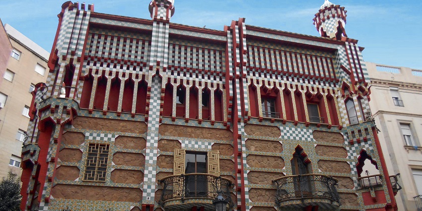 A front view of an animated Casa Vicens in Barcelona Carrer de les Carolines.