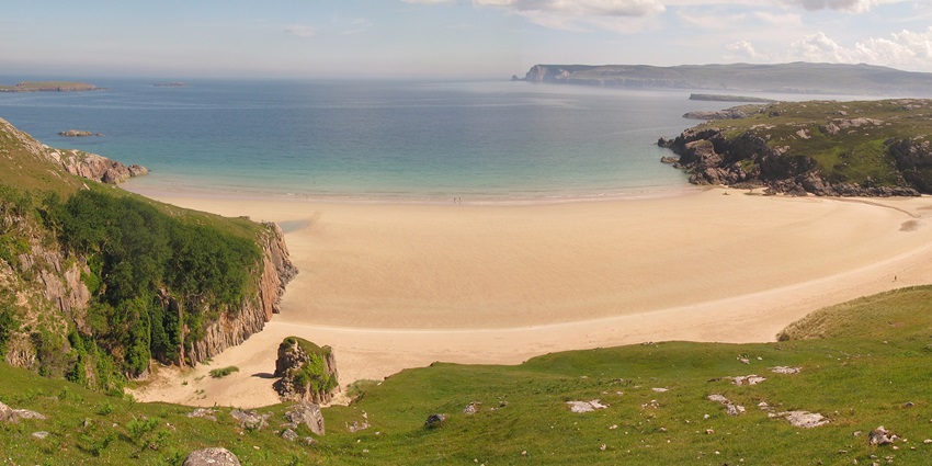Ceannabeinne is among the famous beaches in Scotland with golden sands framed by landscapes.