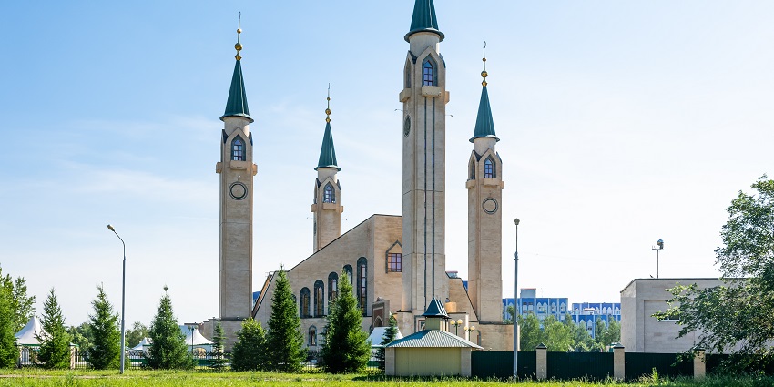 The Nizhnekamsk Cathedral Mosque, featuring stunning domes and peaceful ambience.