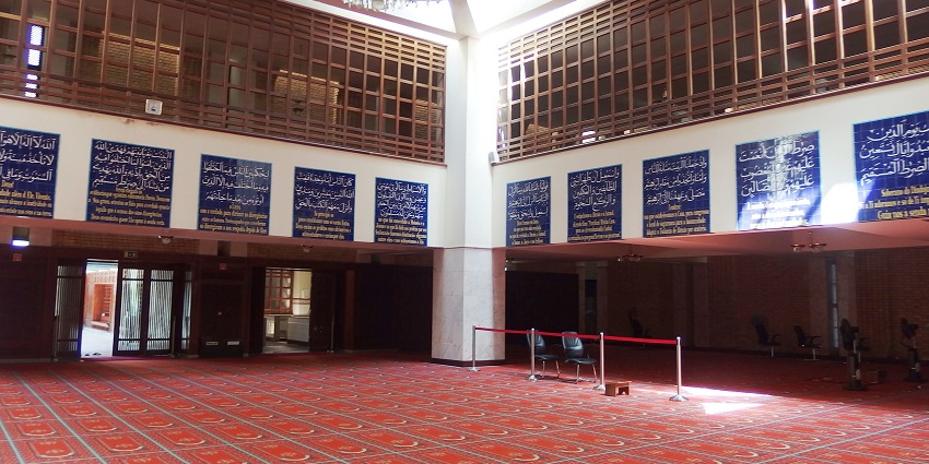 Image of a huge prayer hall in one of the mosques in Portugal