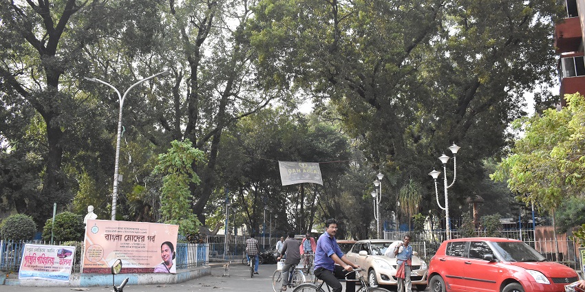 An image of the scenic Chandannagar Strand by the Hooghly River near Tarakeswar Temple