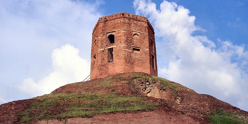 A picture of Chaukhandi Stupa, which is an ancient Buddhist monument in Sarnath.