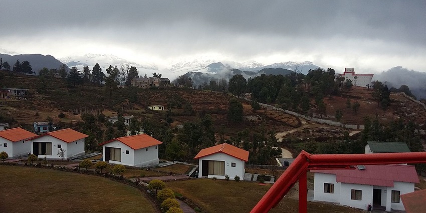 A mesmerising view of the Chaukori, one of the best places to visit near Rudrapur.