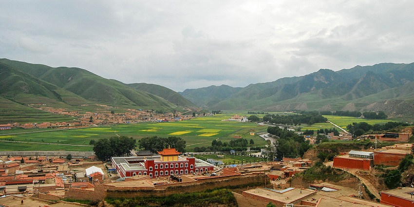 Snapshot of the beautiful meadows around the Labrang monastery