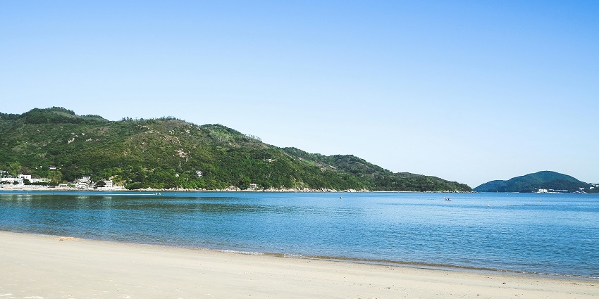 Cheung Sha Beach allows you to enjoy breathtaking views of the South China Sea.