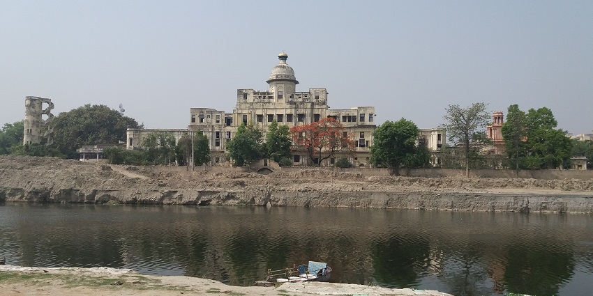 The adorning monument of Chattar Manzil located adjacent to the Gomti River in Lucknow