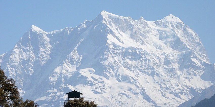 An image showing a mighty snow-covered peak in Chopta, Uttarakhand, surrounded by pristine nature.