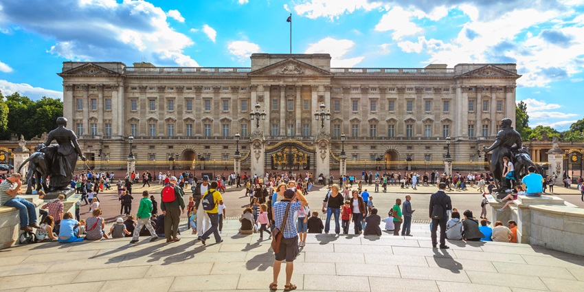 Iconic royal residence and changing of the guards at the Buckingham Palace