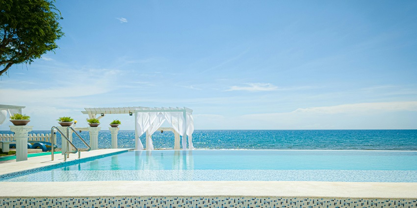 Relax and rejuvenate with a couple’s spa in Palawan.