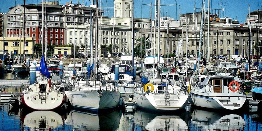 Take a boat cruise along the Darsena Harbor on Valentine’s Day in Milan
