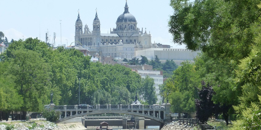 Cruise along the Manzanares River in Madrid Río Park and enjoy a peaceful, love-filled escape in the heart of the city