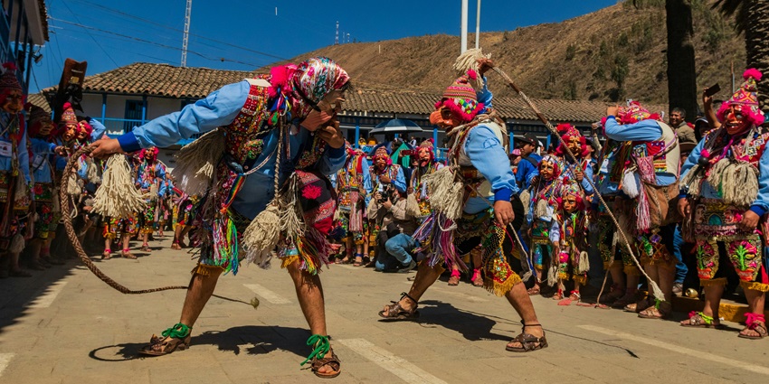 A picture showing a lively folk dance performance during Uttarayan, which is the harvest festival of Gujarat.