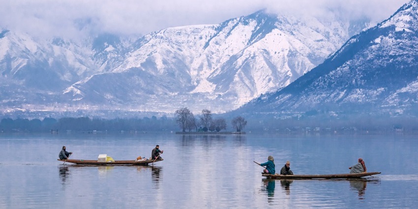 An image of Dal Lake, one of the most famous lakes in India, is located in Srinagar with multiple houseboats.