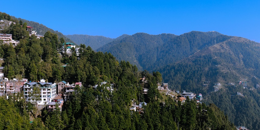 An image of Himachal Pradesh hills, best places to visit in July in India for honeymoon.