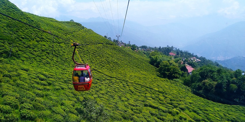 An image of a ropeway in Darjeeling, offering favourable temperatures and amazing views.