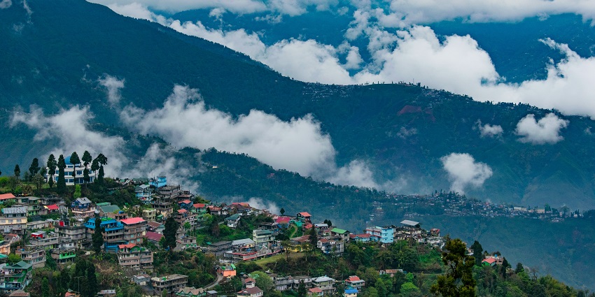 An image of mountains and clouds in Darjeeling, one of the romantic places to visit in India