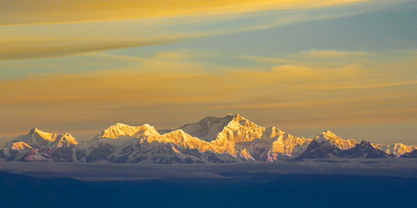 An image of Kanchenjunga peaks from Darjeeling.