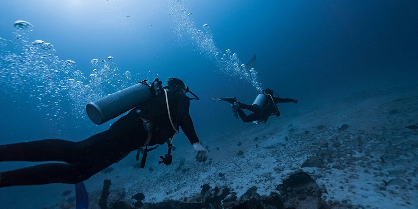 The world’s second-deepest blue hole, ideal for freediving, snorkelling, and witnessing marine biodiversity.