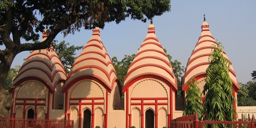 Shiv temples inside the premises of the Dhakeshwari Temple.