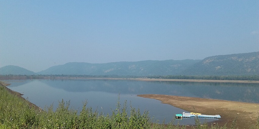 Lake with a water body surrounded by sandy shorelines resembling lakes in Madhya Pradesh