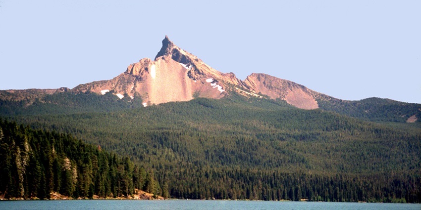 An image of Oregon’s Diamond Lake with a towering Mount Thielsen in the background.