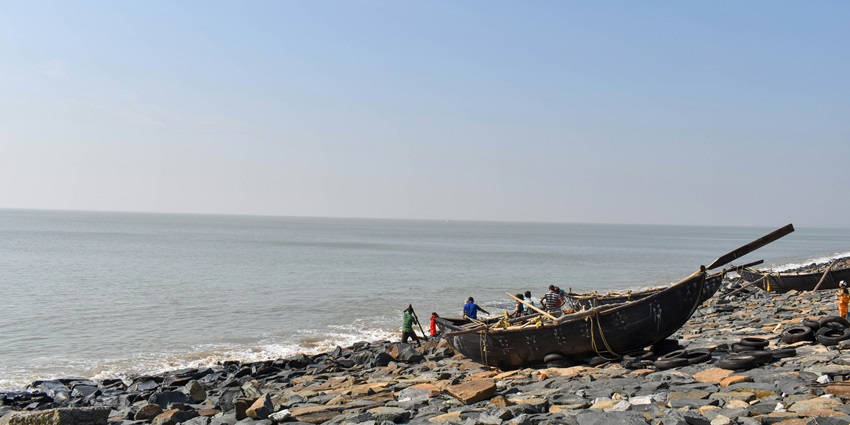 An image showing New Digha Beach in East Midnapore with waves rolling onto the shore.