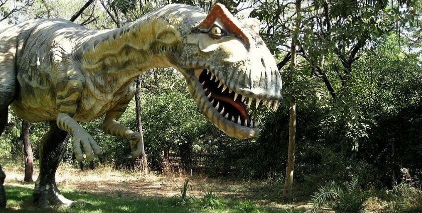 An image showing a sculpture of a dinosaur at one of the top dinosaur museums in India.