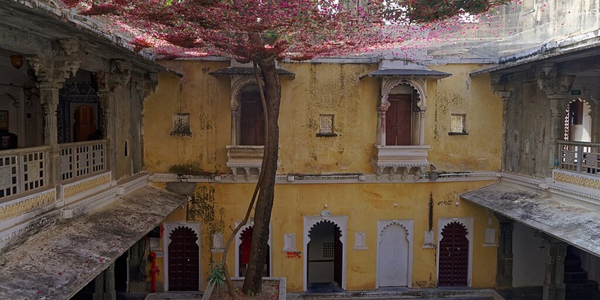 A beautiful view of the Bagore ki Haveli with ornate architecture and a quiet courtyard