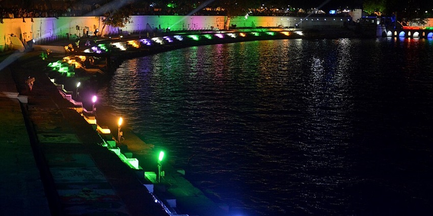 Vibrant evening at Nagina Wadi with a musical fountain show, illuminating colouring lights