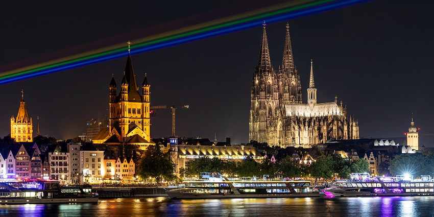 Image of the Cologne Cathedral, a praying place, one of the best things to do in Cologne.