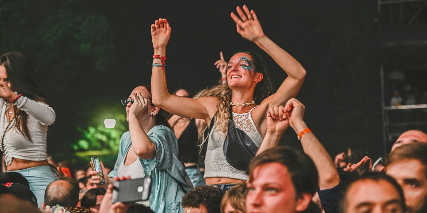 An image of the day trippers, and festival-goers in their avant-garde style