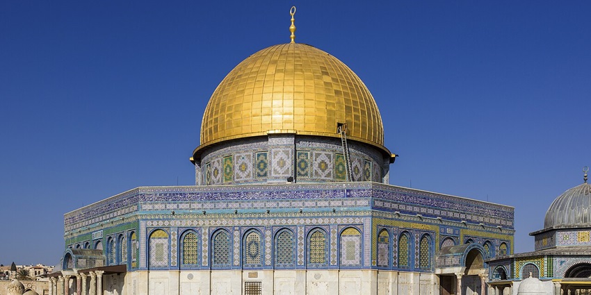 Iconic golden-domed mosque with religious and historical significance in Jerusalem.