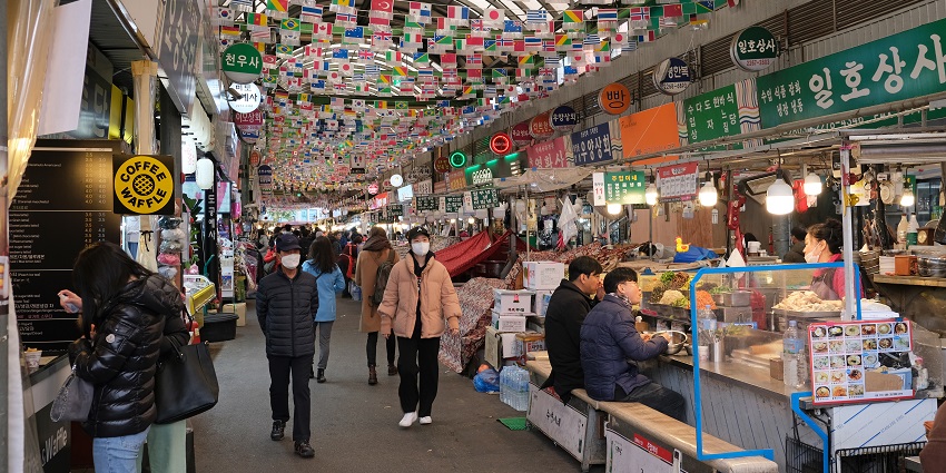 An image of Dongdaemun Shopping Complex in Seoul with people enjoying shopping in Seoul