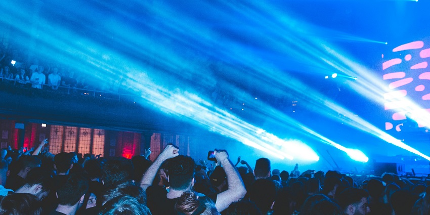 An image showing a concert, dance club, and disco resembling the Elsker Club atmosphere
