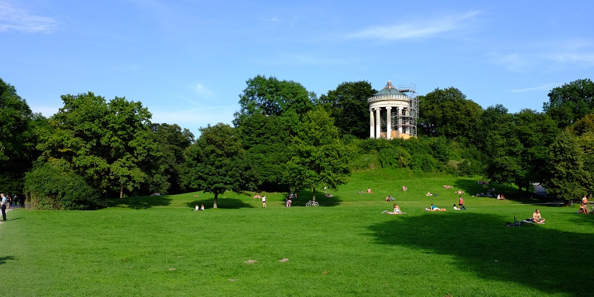An image showing the English Garden, a popular destination near Deutsches Museum