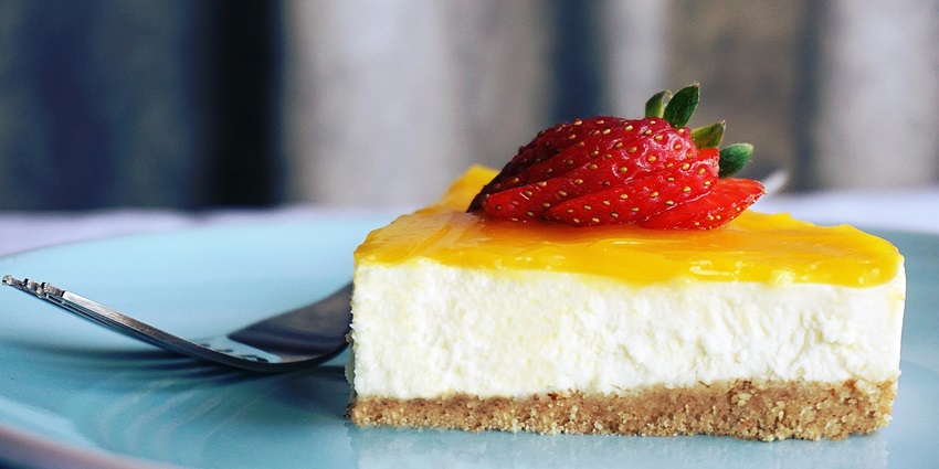 A yummy mango cheesecake served to a couple during Valentine’s Day in Mumbai..