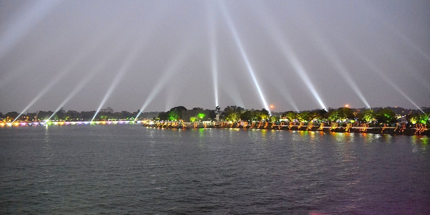 The laser show during the evening has decked up the lake with a garland of lights