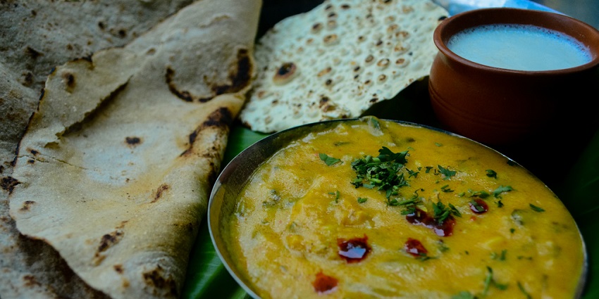 A vibrant plate of traditional Pithla Bhakri served at a local eatery in Akkalkot.