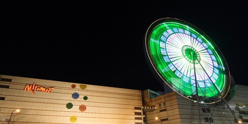 The Ferris wheel in the Miramar Entertainment Park is 100 meters tall and weighs 600 metric tons.