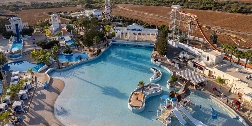 A picture of Drizzling Land’s thrilling high-speed water slides and wave pool.