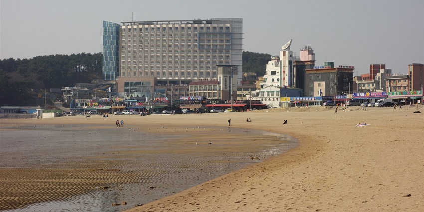 The beaches near Seoul feature golden sand and a family-friendly vibe.