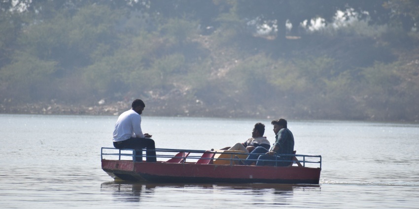 People enjoying boating on a sunny day - one of the things to do at Damadama Lake.