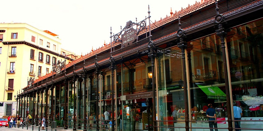 Among the best things to do in Madrid in November is tasting gourmet tapas and local delicacies.