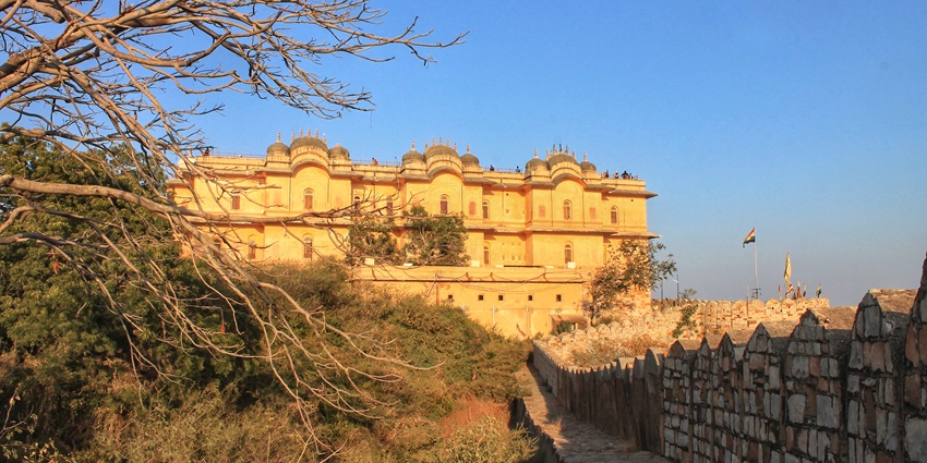 A beautiful picture of the Nahargarh Fort, overlooking the city of Jaipur.