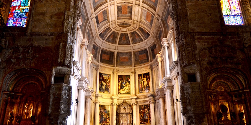 Step inside the Church of Santa Maria for an immersive glimpse of Portugal’ golden age.