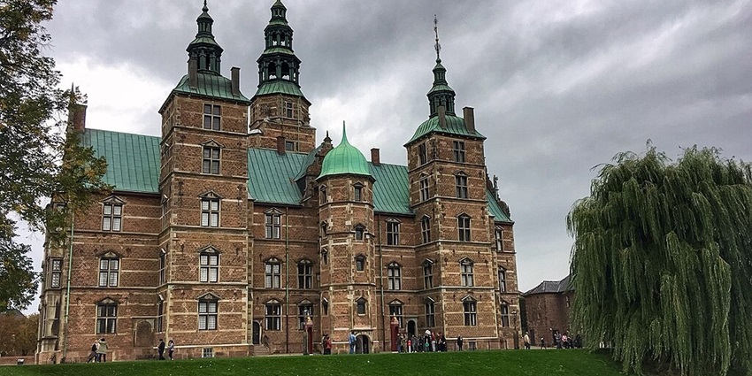 An image showing a view of the Rosenborg Castle, one of the best scenes.